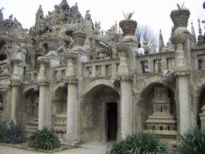 ...e nel francese �Palais Id�al�, innalzato dal postino Ferdinand Cheval con 100mila pietre che creano elementi antropomorfi e allegorici (foto di: Marine69)
